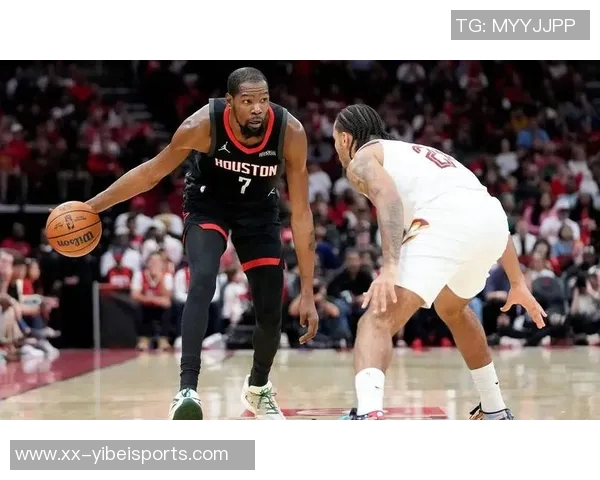 杜兰特首节火力全开半场表现抢眼助力球队进攻展现领袖风范